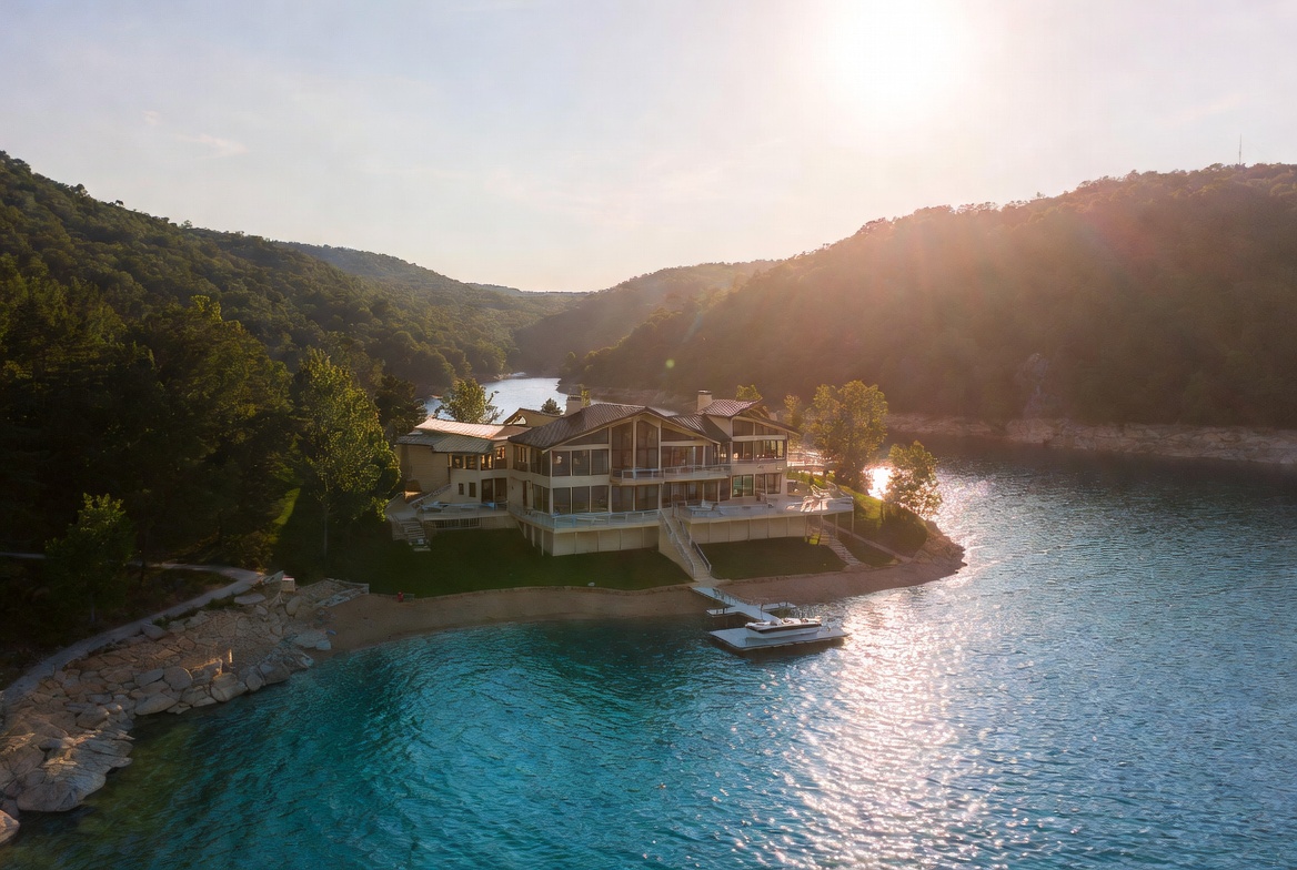 Beautiful vacation home on Table Rock Lake
